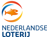 Logo van de Nederlandse Loterij met een oranje vis in een cirkelvormige werveling van rood, oranje en blauw, met daarboven de blauwe tekst ‘Nederlandse Loterij’.
