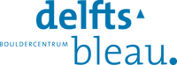 Logo voor Bouldercentrum Delfts Bleau, met de woorden „delfts^“ en „bleau.“ in blauwe letters, en „BOULDERCENTRUM“ in kleinere blauwe letters links daarvan.