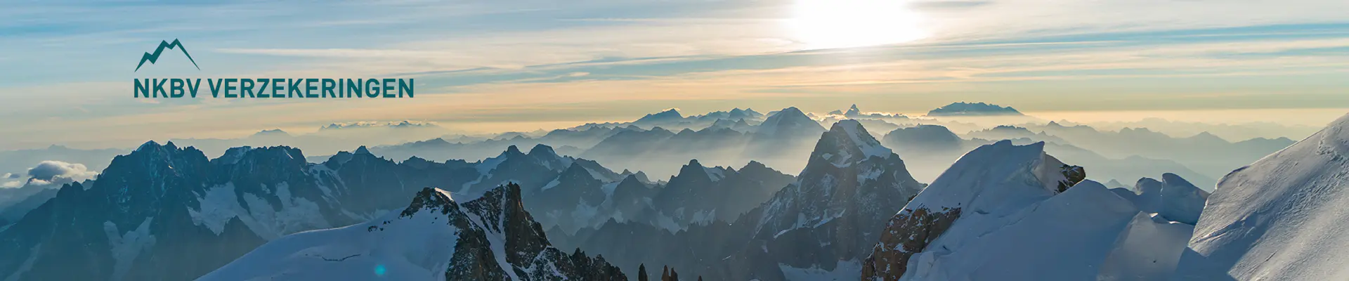 Het logo van NKBV Verzekeringen tegen een panoramisch uitzicht op besneeuwde bergtoppen bij zonsopgang.