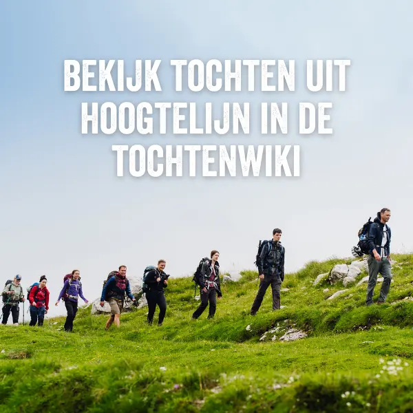 Een groep wandelaars met rugzakken loopt door een grasrijk, heuvelachtig landschap onder een blauwe hemel. Daarboven staat in opvallende witte letters de Nederlandse tekst: „Bekijk tochten uit Hoogtelijn in de Tochtenwiki.”.