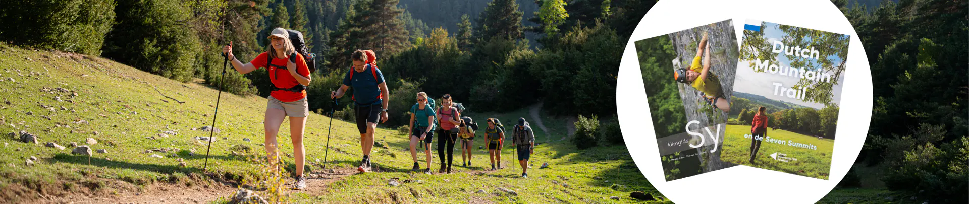 Een groep wandelaars loopt onder een bewolkte hemel over rotsachtig terrein langs een bergmeer, terwijl ruige heuvels en bergtoppen in de verte weerspiegeld worden in het kalme water.