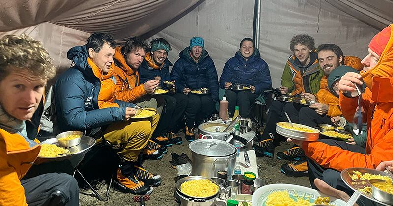 Gezelligheid in de hoofdtent