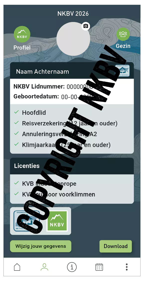Op het scherm van een smartphone wordt een digitale lidmaatschapskaart van de NKBV weergegeven, met daarop een profiel, de gezinsoptie, licentiegegevens en knoppen om gegevens te bekijken of te downloaden. Diagonaal over de afbeelding staat het opschrift ‘COPYRIGHT NKBV’.