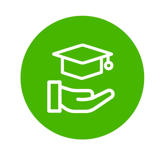 Een witte omtrek van een hand die een afstudeerhoed vasthoudt, binnen een groene cirkel, als symbool voor onderwijsondersteuning of academische begeleiding.