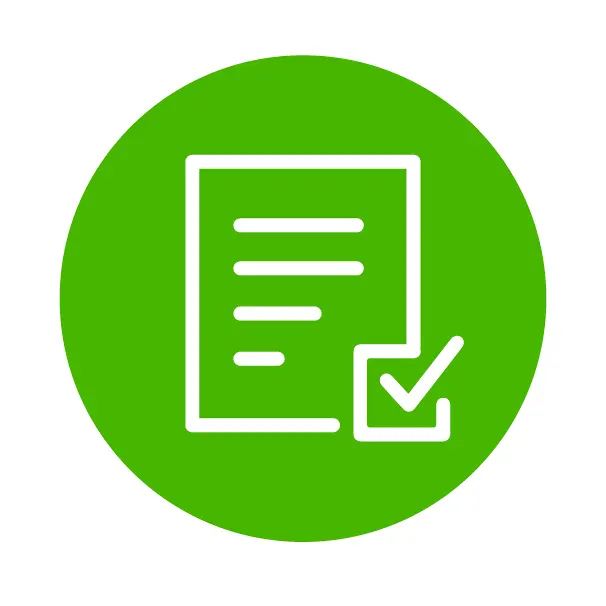 Wit pictogram van een document met lijnen en een vinkje in een vakje, gecentreerd op een groene ronde achtergrond, dat staat voor goedkeuring, voltooiing of bevestiging.