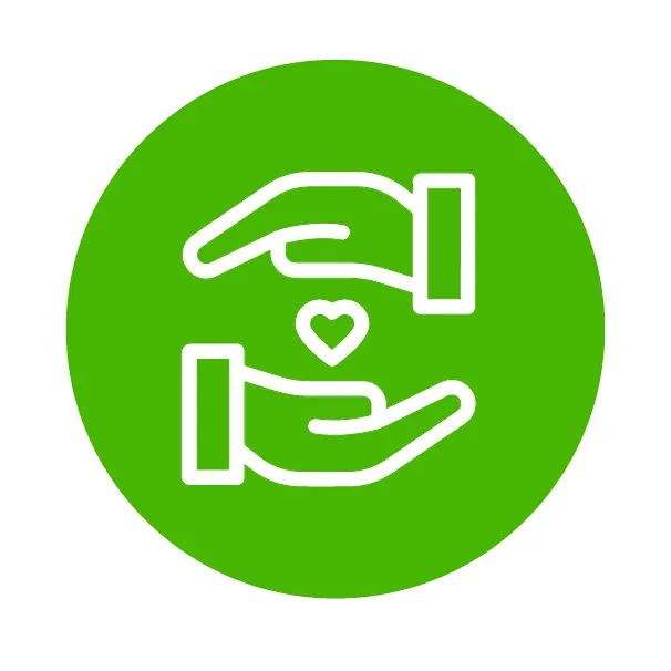 Twee omlijnde handen die naar elkaar toe zijn gericht, met een klein hartje ertussen, gecentreerd op een groene cirkel als achtergrond, wat zorg, liefde of steun symboliseert.