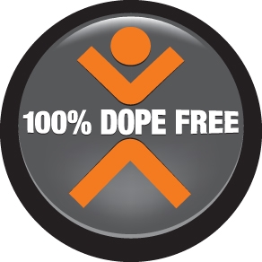 Een ronde badge met een grijze achtergrond, een oranje abstracte menselijke figuur en witte tekst met de tekst „100% DOPE FREE“ in het midden.